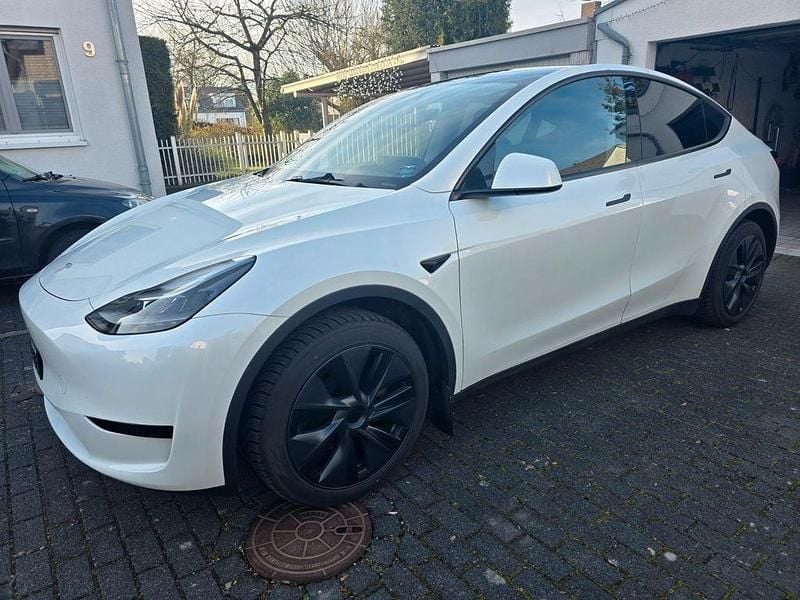 Weiß Gebraucht 2024 Tesla Model Y Standard Range SUV | 33.998 € (Fairer Preis) - Bild 1/4