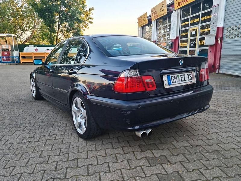 Gebraucht BMW 325 Sport Line 192 PS (141 kW) 2002 Blau Limousine