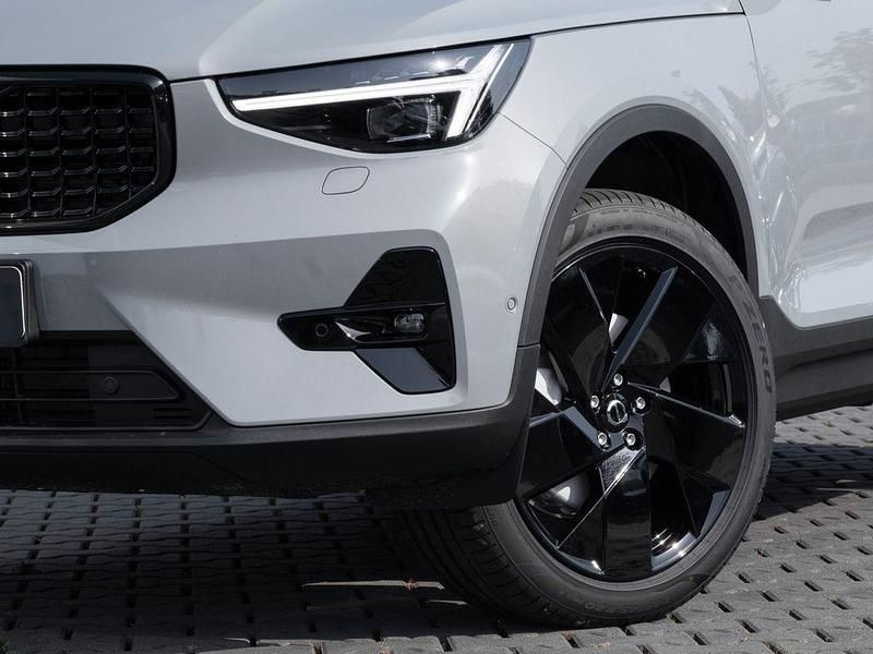 Neu Volvo XC40 Plus 163 PS (119 kW) 2025 Grau SUV