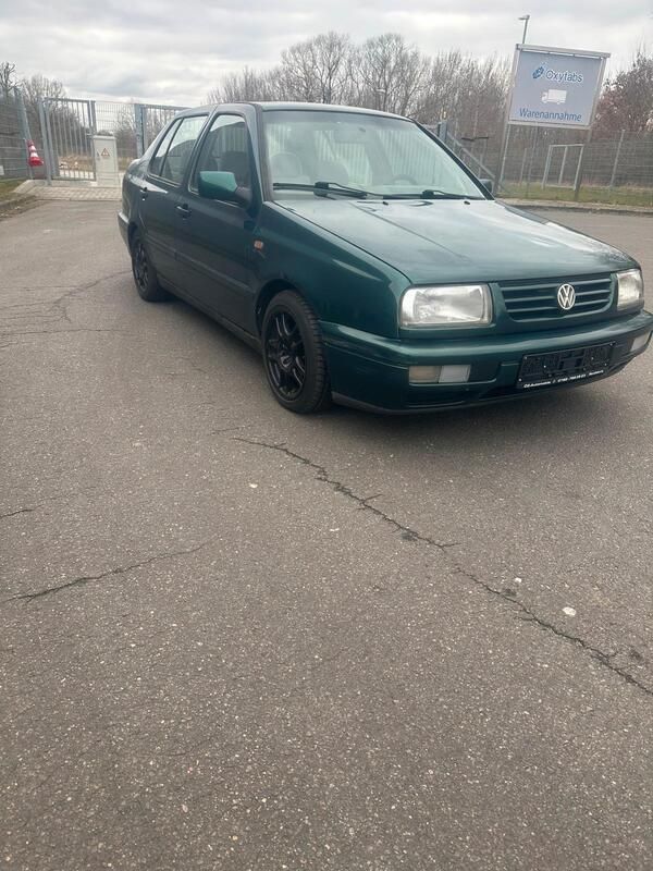 Grün Gebraucht 1997 VW Vento Limousine | 1.990 € - Bild 1/4