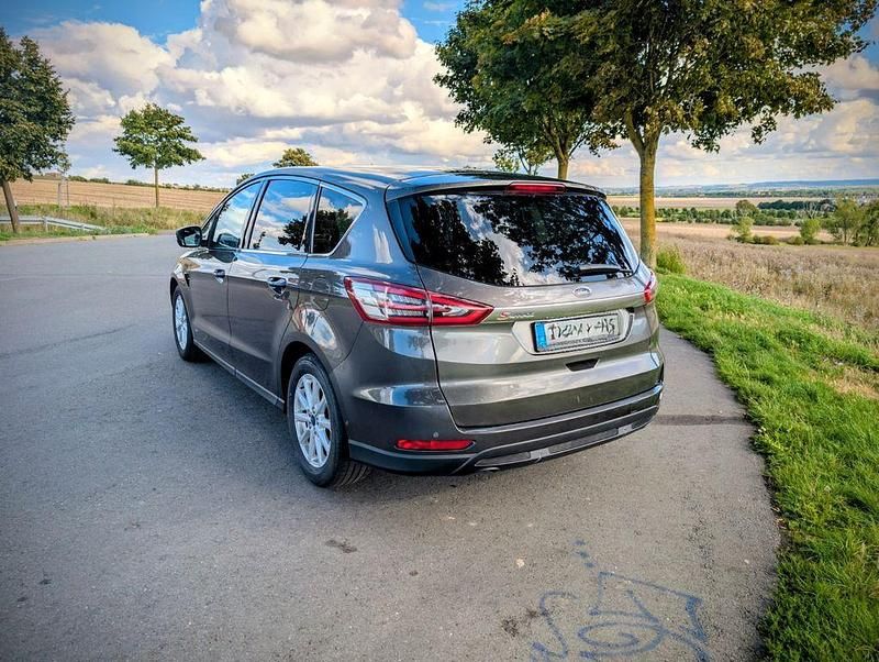 Gebraucht Ford S-MAX Titanium 150 PS (110 kW) 2017 Grau Van / Kleinbus