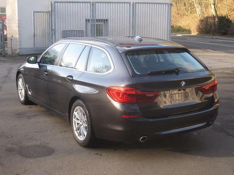 Gebraucht BMW 520 190 PS (139 kW) 2019 Sophistograu brillanteffekt (metallic) Kombi