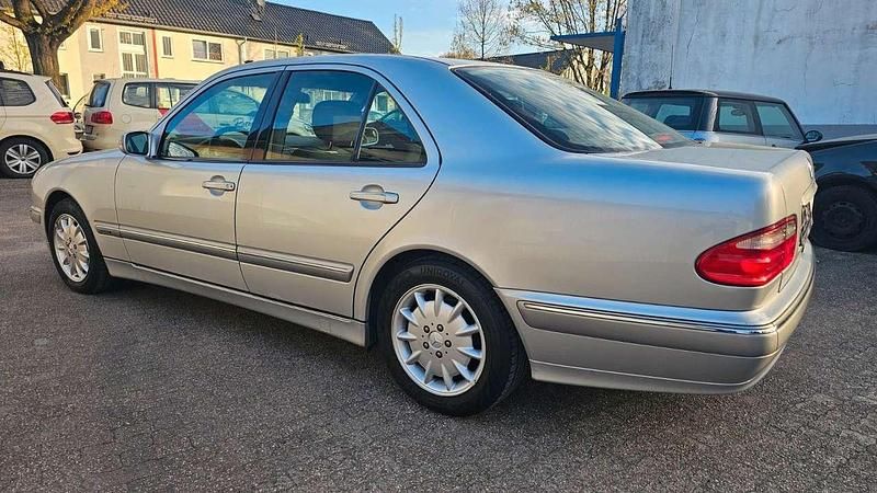 Occasion Mercedes E240 Elegance 170 ch (125 kW) 2000 Argent Berline
