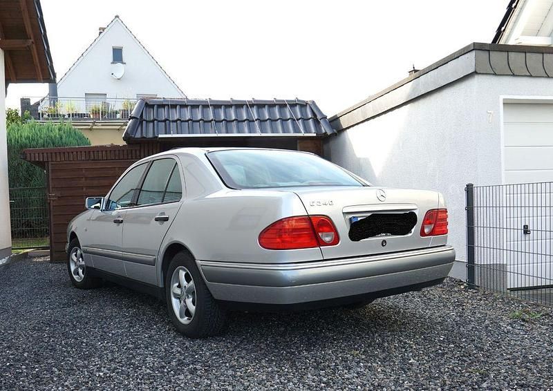 Silber Gebraucht 1998 Mercedes E240 Elegance Limousine | 9.750 € - Bild 1/4