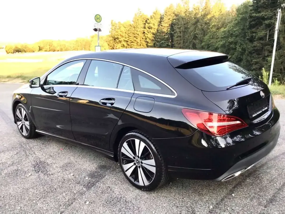 Gebraucht Mercedes CLA200 Shooting Brake 136 PS (100 kW) 2018 Kosmoschwarz perlmut Kombi