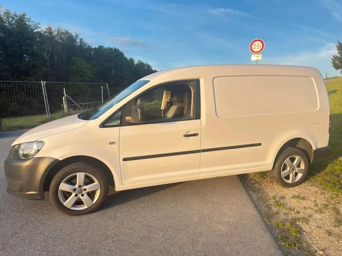 Używany VW Caddy Maxi 110 KM (80 kW) 2011 Biały Minivan