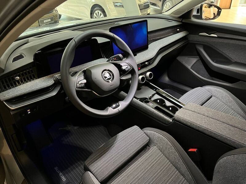 Gebraucht Skoda Superb Selection 150 PS (110 kW) 2024 Silber Kombi