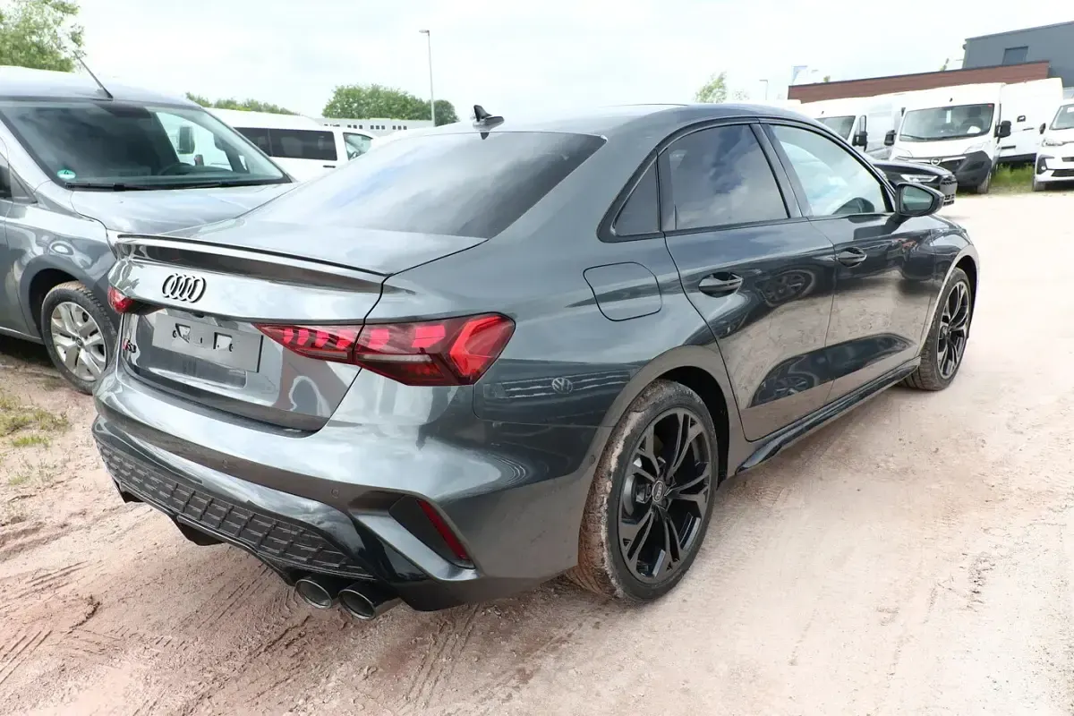 Neu Audi S3 Advanced 333 PS (244 kW) 2026 Grau metallic Limousine