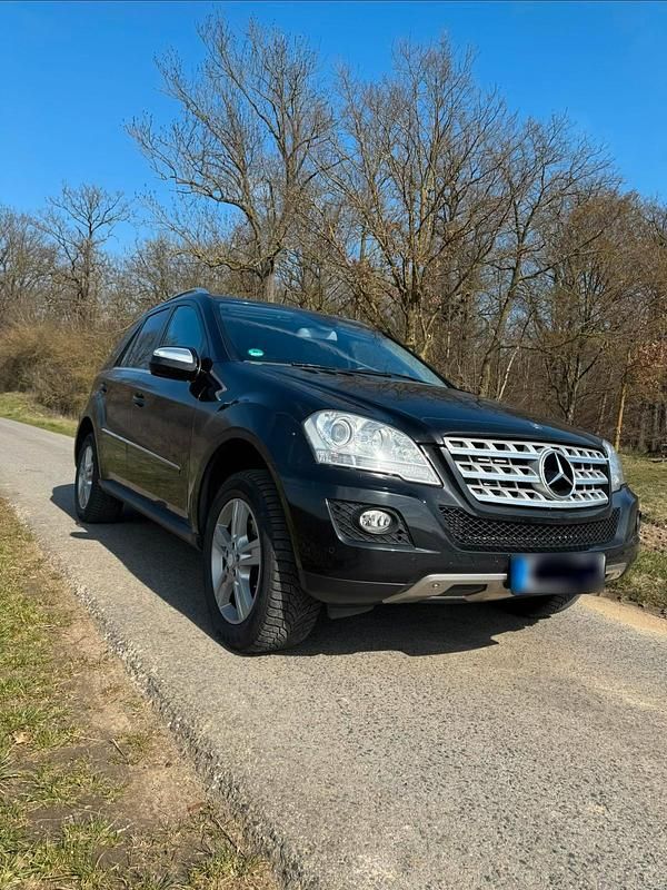 Second-hand Mercedes ML320 224 CP (164 kW) 2009 Negru SUV