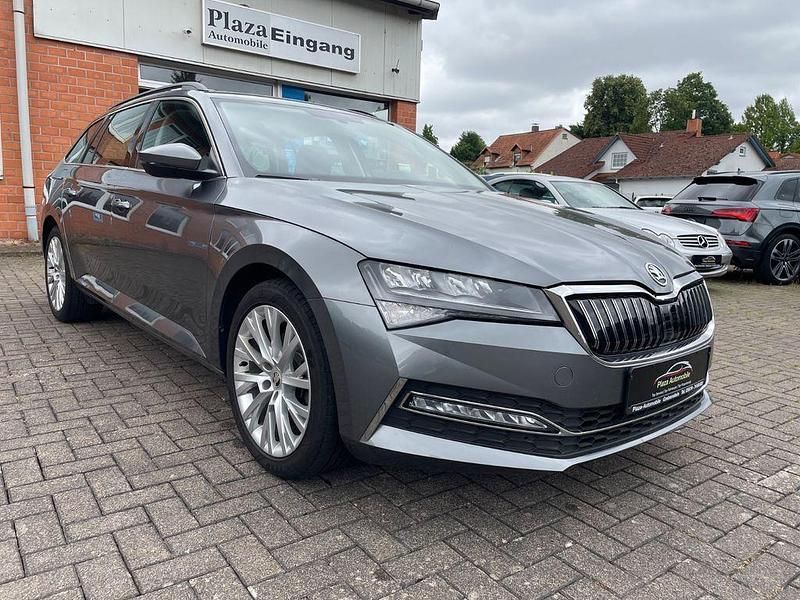 Grau Gebraucht 2022 Skoda Superb Ambition Kombi | 23.998 € (Fairer Preis) - Bild 1/4