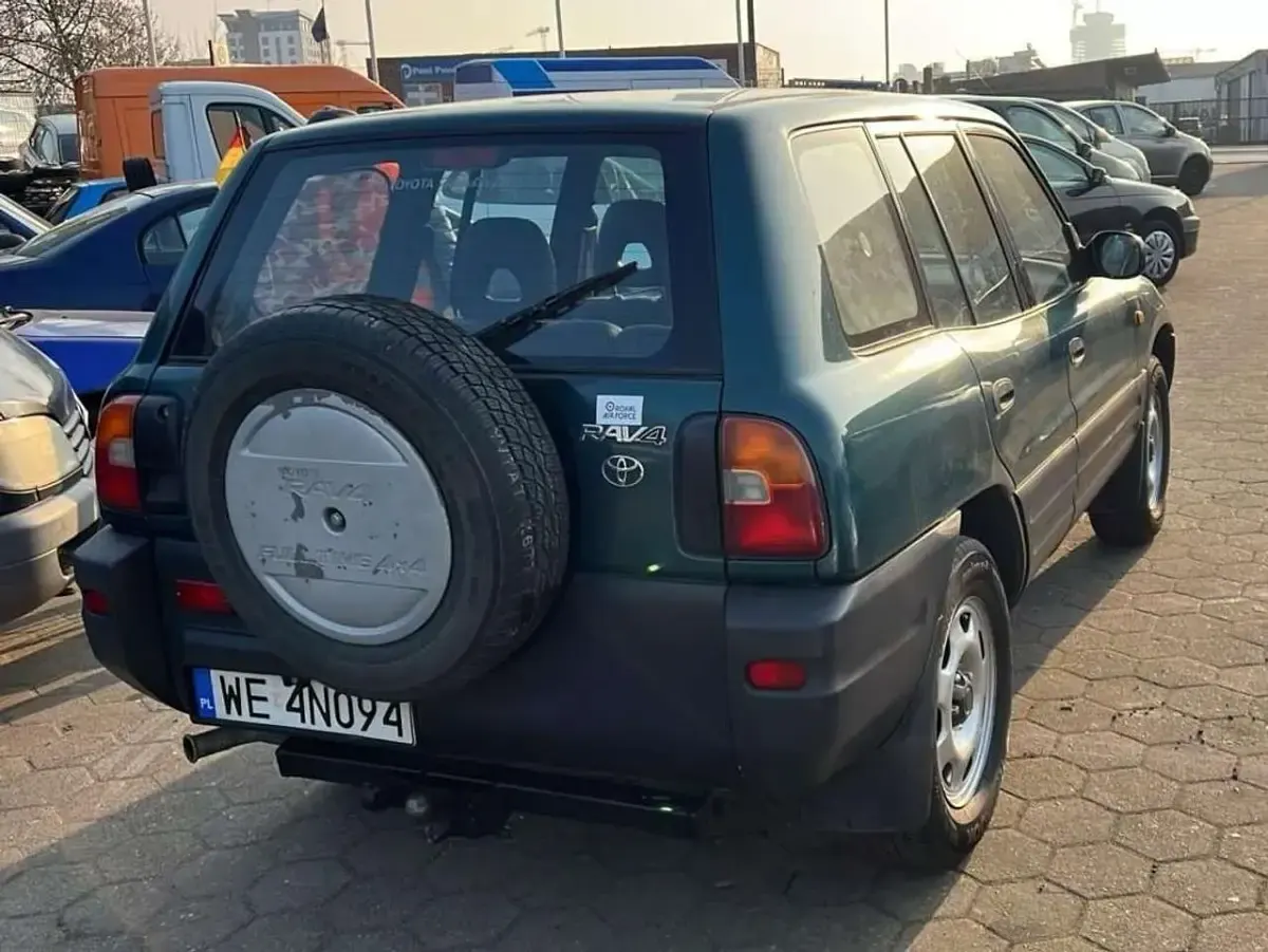 Gebraucht Toyota RAV4 150 PS (110 kW) 2001 Silver metallic / silver ash SUV