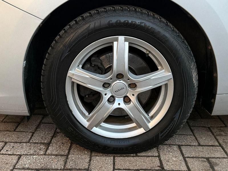 Gebraucht Toyota Verso Edition 147 PS (108 kW) 2011 Silber Van / Kleinbus