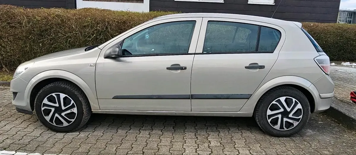 Gebraucht Opel Astra 90 PS (66 kW) 2009 Limousine