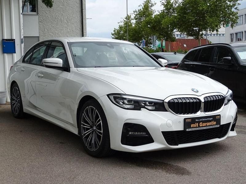 Alpinweiß Gebraucht 2022 BMW 318 M Sport Limousine | 32.950 € (Fairer Preis) - Bild 1/4