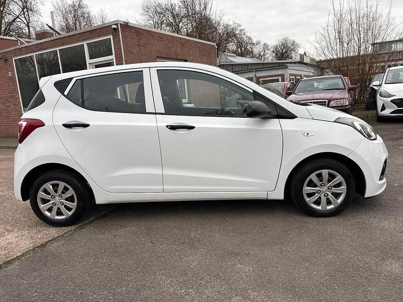 Gebraucht Hyundai i10 Basis 67 PS (49 kW) 2015 Weiß Kleinwagen