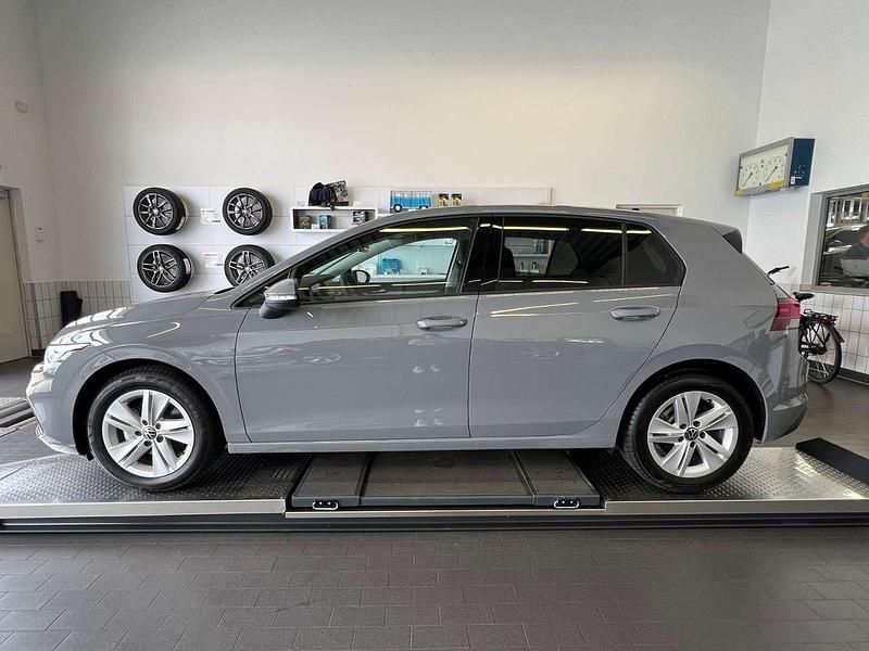 Gebraucht VW Golf VIII Life 110 PS (80 kW) 2024 Mondsteingrau Limousine