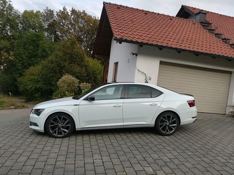 Weiß Gebraucht 2017 Skoda Superb SportLine Limousine | 16.900 € (Fairer Preis) - Bild 1/4