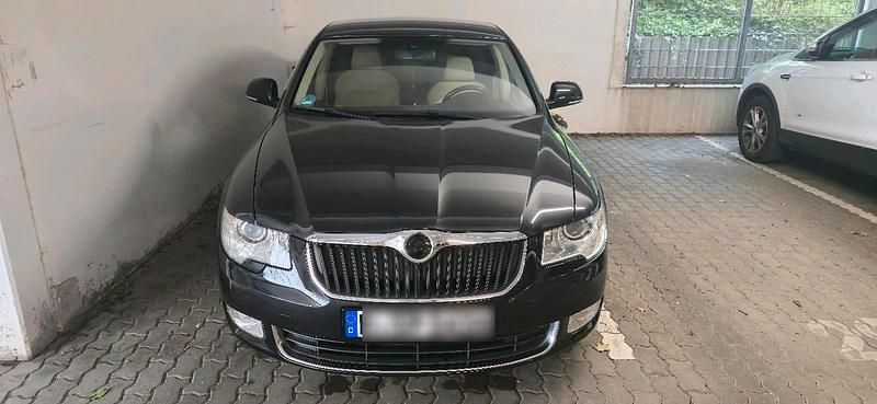 Schwarz Gebraucht 2009 Skoda Superb Limousine | 5.800 € (Fairer Preis) - Bild 1/4