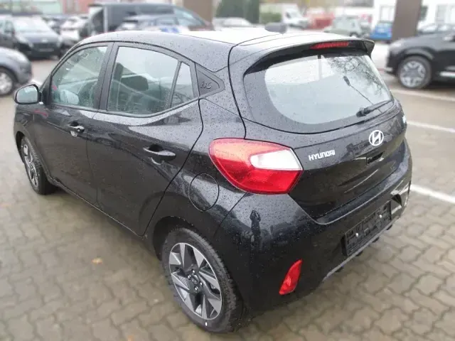 Gebraucht Hyundai i10 Trend 63 PS (46 kW) 2024 Schwarz Kleinwagen