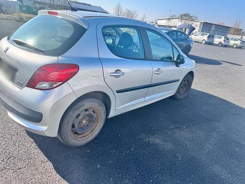Gebraucht Peugeot 207 95 PS (69 kW) 2010 Silber Limousine