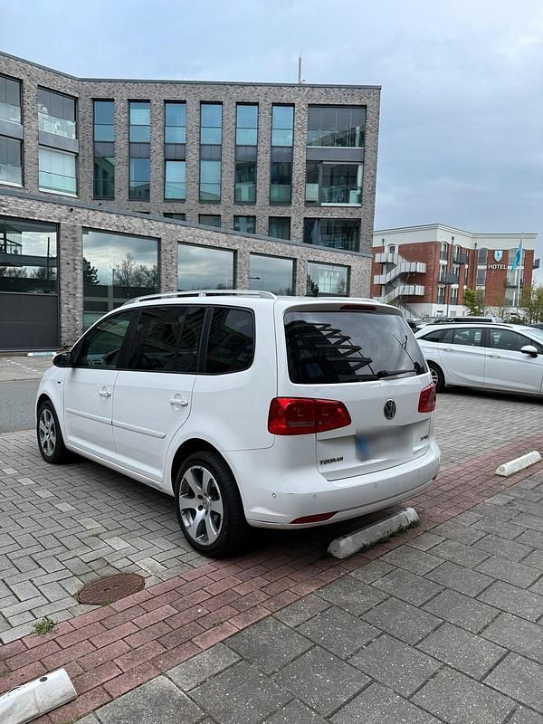 Second-hand VW Touran Edition 140 CP (102 kW) 2012 Alb Monovolum