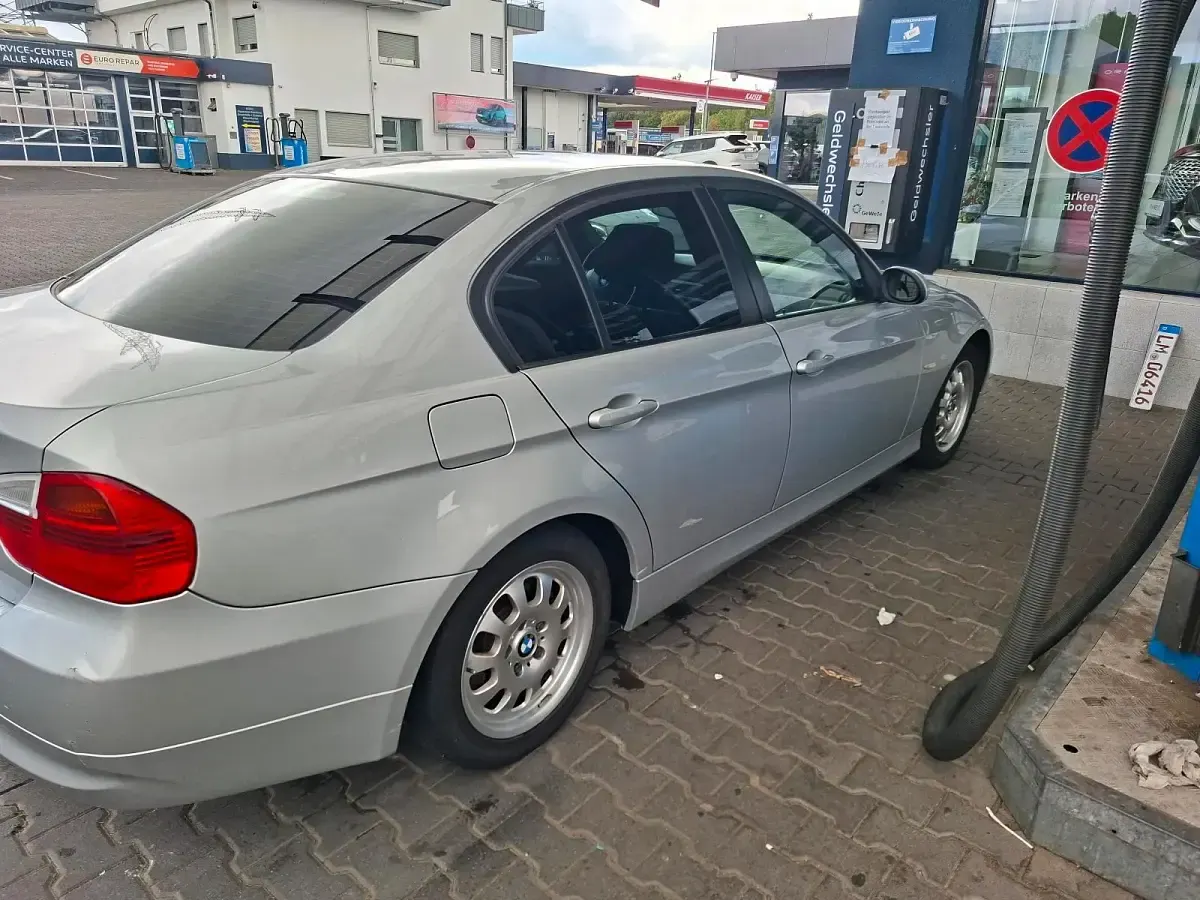 Gebraucht BMW 318 122 PS (89 kW) 2005 Grau Limousine
