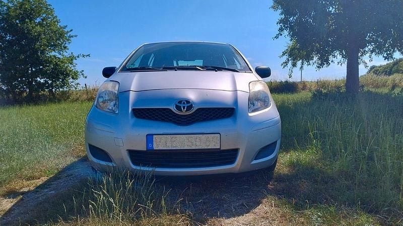 Silber Gebraucht 2010 Toyota Yaris Life Limousine | 3.599 € (Fairer Preis) - Bild 1/4