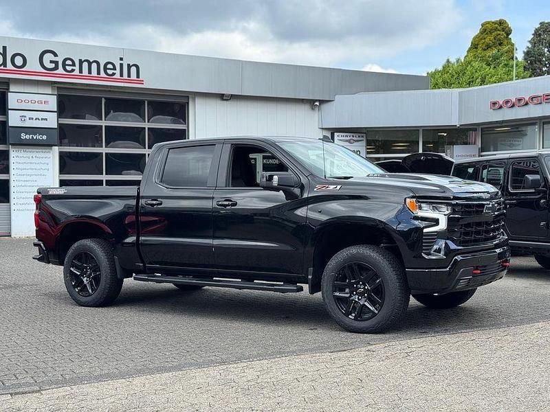 Neu Chevrolet Silverado LT 426 PS (313 kW) 2025 Schwarz SUV