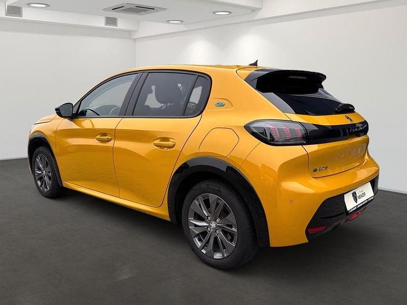 Gebraucht Peugeot e-208 Allure 100 kW (136 PS) 2022 Gelb Kleinwagen