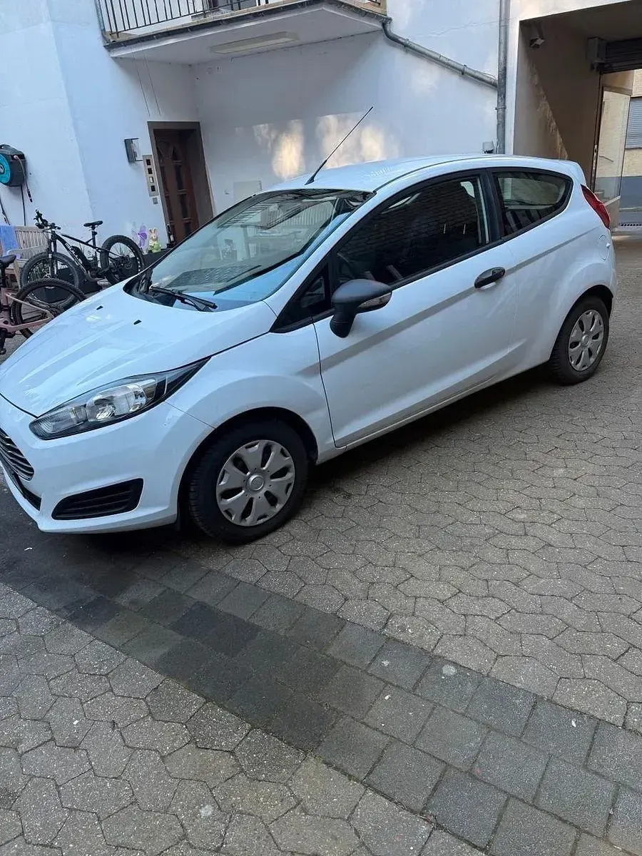 Gebraucht Ford Fiesta 60 PS (44 kW) 2014 Weiß Kleinwagen