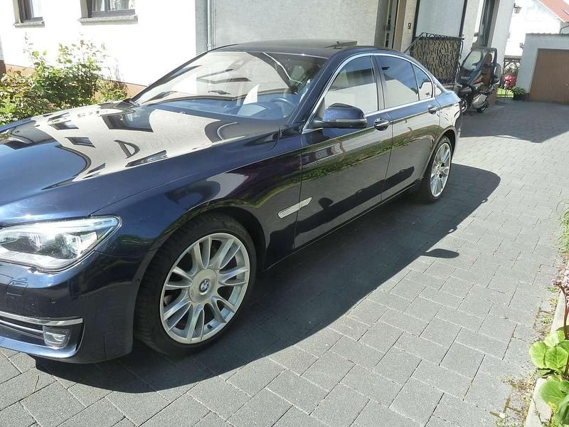 Blau Gebraucht 2015 BMW 730 Exclusive Limousine | 25.000 € (Fairer Preis) - Bild 1/4