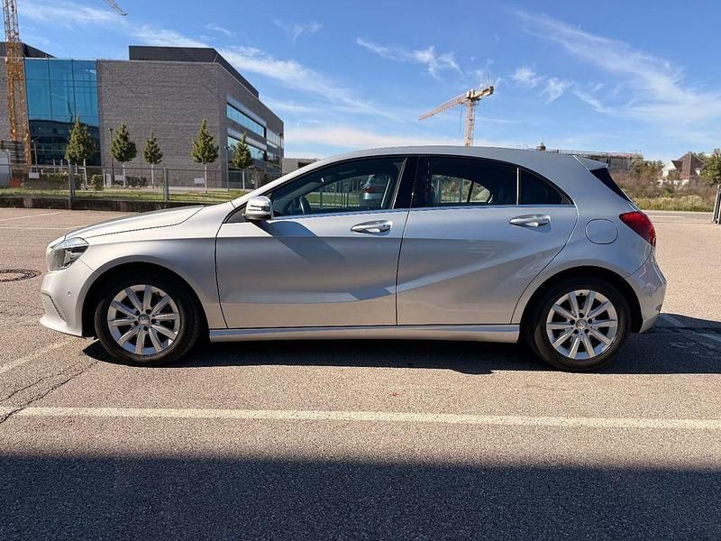 Gebraucht Mercedes A180 122 PS (89 kW) 2016 Silber Limousine