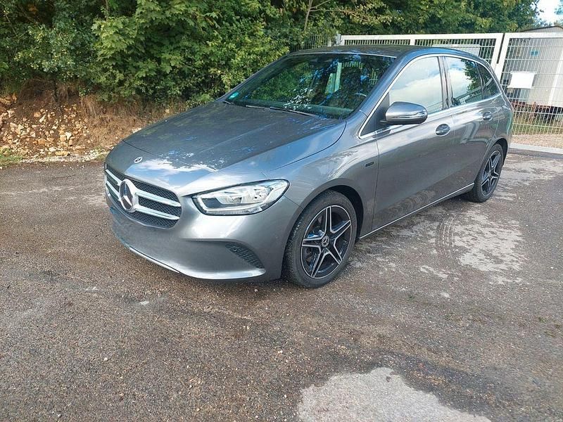 Grau Gebraucht 2021 Mercedes B250e Van / Kleinbus | 21.490 € (Guter Preis) - Bild 1/4