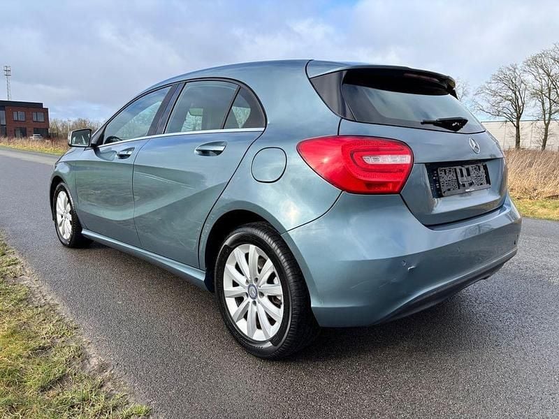 Gebraucht Mercedes A180 109 PS (80 kW) 2013 Blau Limousine
