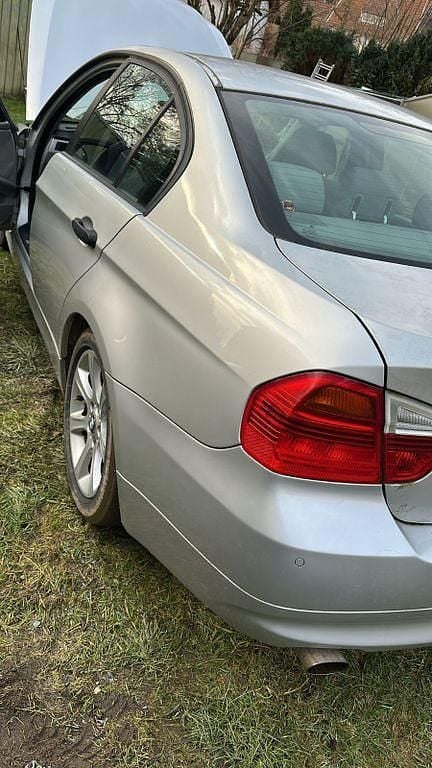 Grau Gebraucht 2006 BMW 320 Limousine | 2.700 € (Superpreis) - Bild 1/4