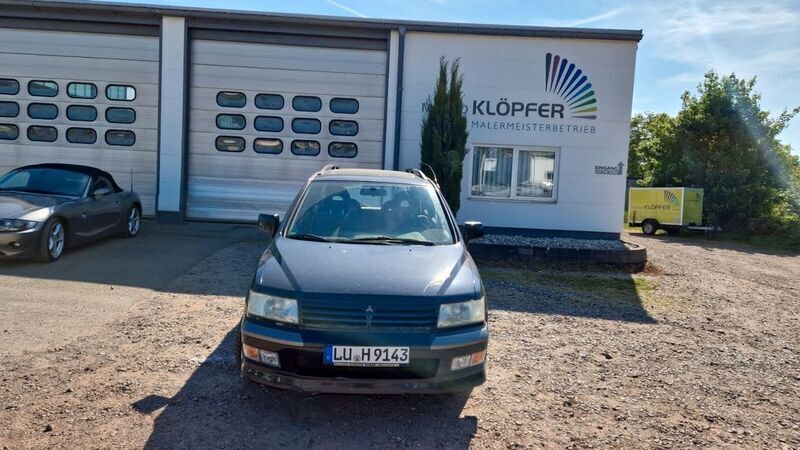 Schwarz Gebraucht 2000 Mitsubishi Space Wagon Motion Van / Kleinbus | 1.950 € - Bild 1/4
