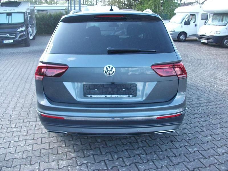 Gebraucht VW Tiguan Allspace Highline 239 PS (175 kW) 2020 Platinium grau met SUV
