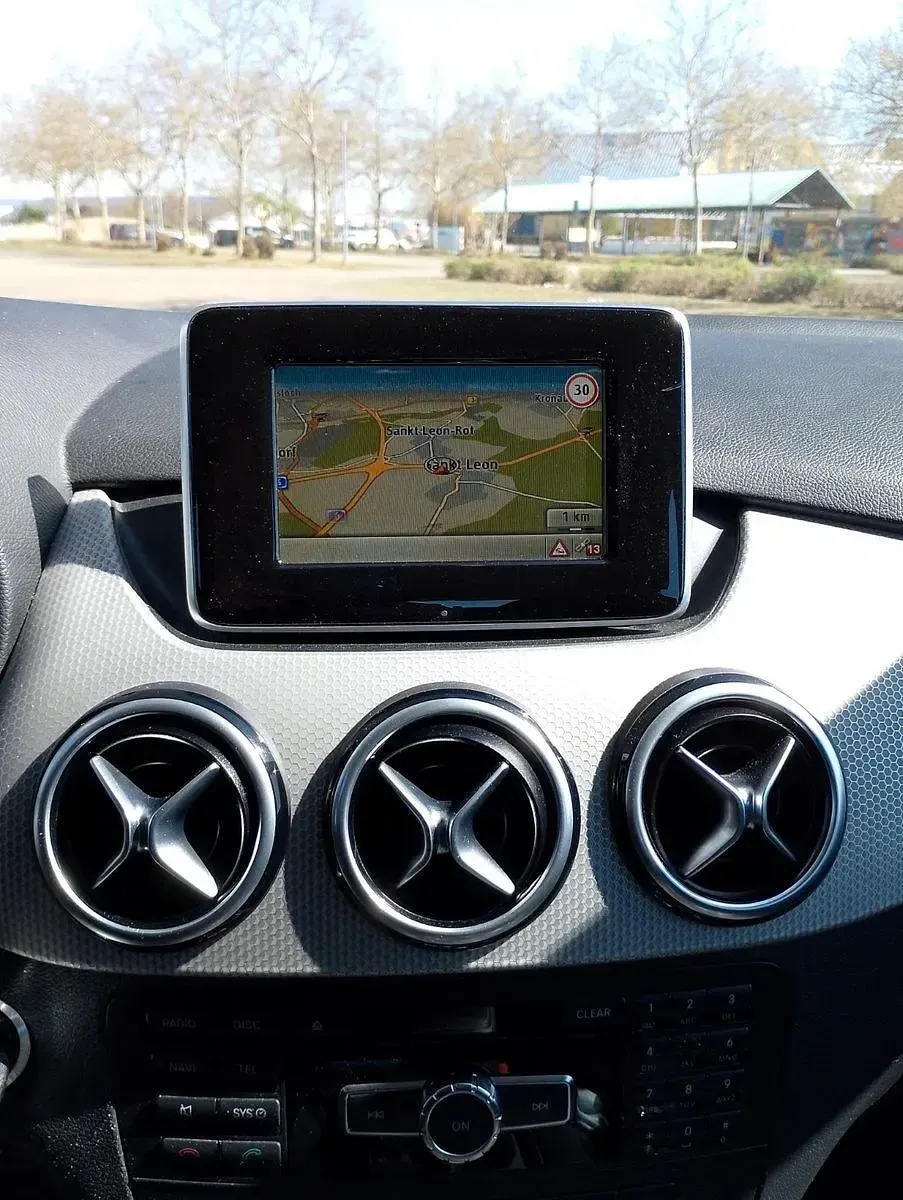 Gebraucht Mercedes B180 122 PS (89 kW) 2012 Silber Kleinwagen