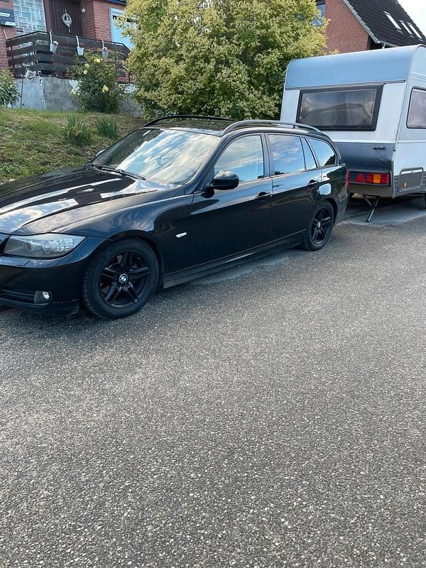 Schwarz Gebraucht 2009 BMW 320 Kombi | 3.700 € (Fairer Preis) - Bild 1/4