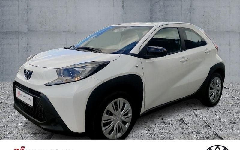 Weiß Gebraucht 2025 Toyota Aygo Business Edition Kleinwagen | 16.490 € (Fairer Preis) - Bild 1/4