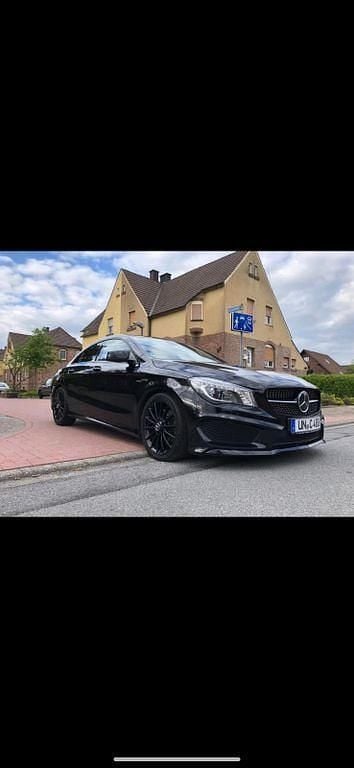 Schwarz Gebraucht 2014 Mercedes CLA250 AMG line Limousine | 18.750 € (Fairer Preis) - Bild 1/4