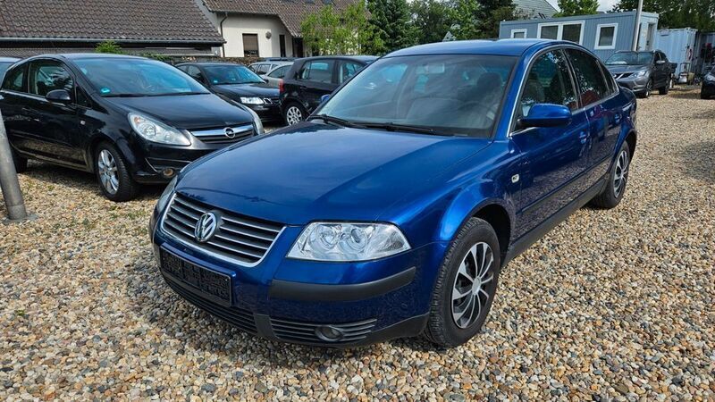 Blau Gebraucht 2003 VW Passat Basis Limousine | 890 € (Superpreis) - Bild 1/4