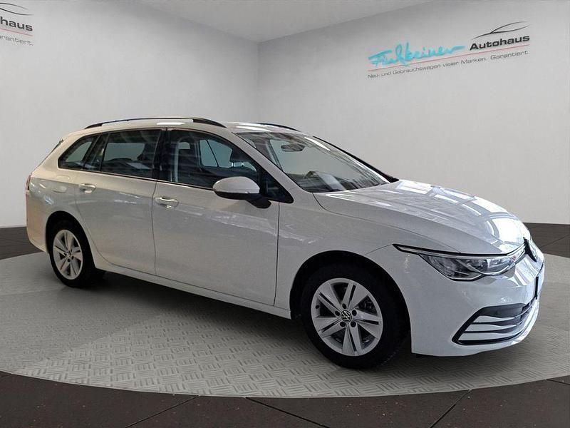 Gebraucht VW Golf VIII Life 116 PS (85 kW) 2022 Pure white (weiß), uni Kombi