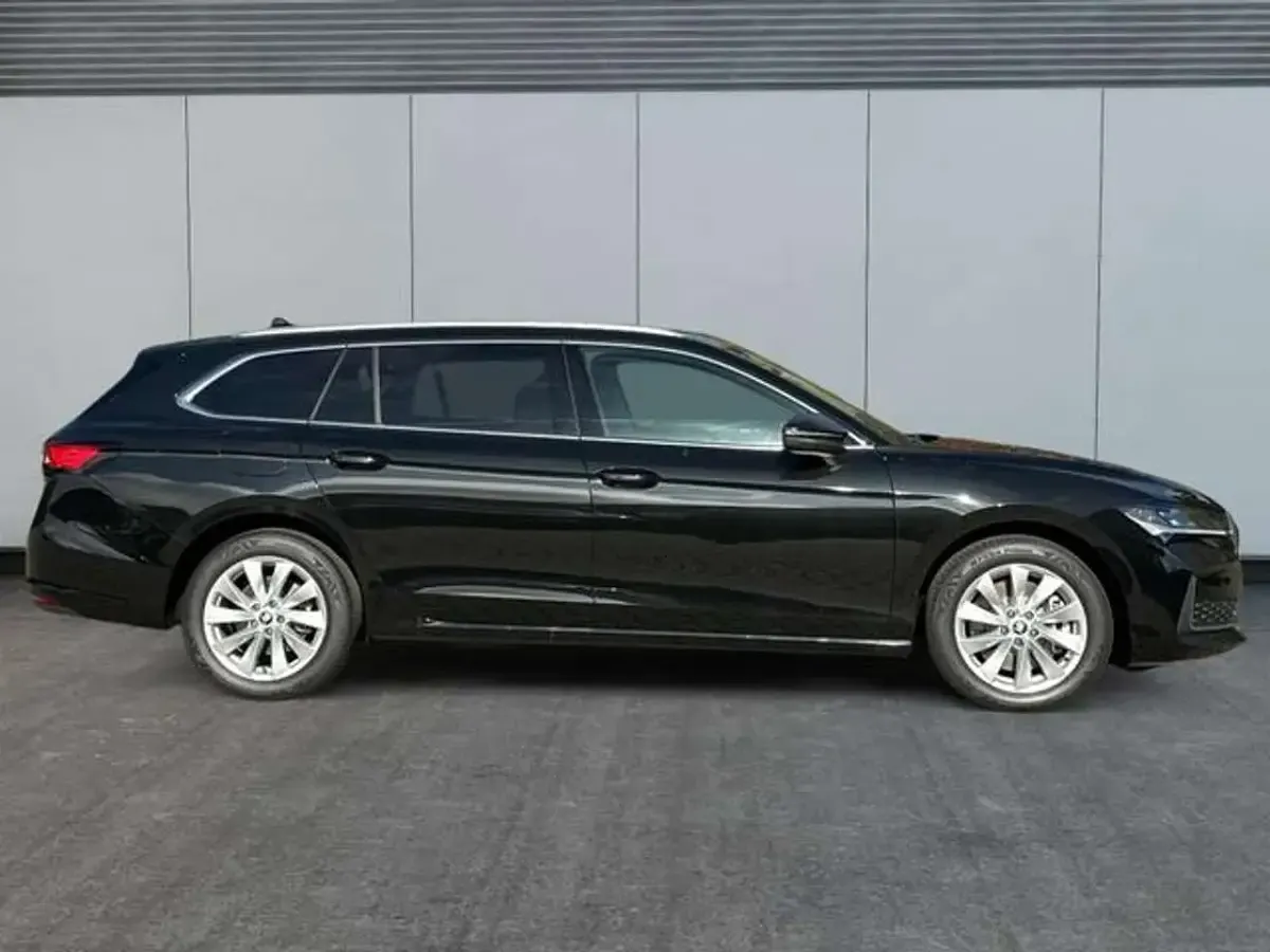 Neu Skoda Superb Selection 193 PS (141 kW) 2026 Onyxschwarz metallic/schwarz Kombi