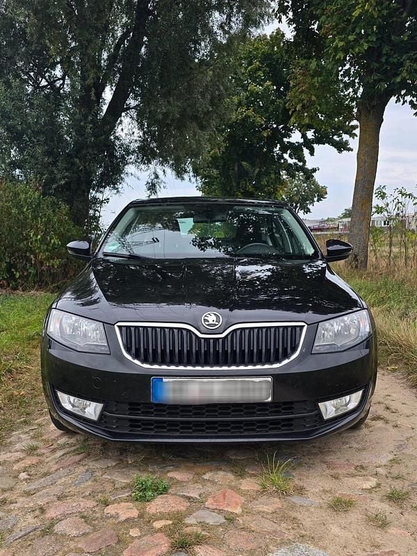 Schwarz Gebraucht 2016 Skoda Octavia Limousine | 6.950 € (Superpreis) - Bild 1/4
