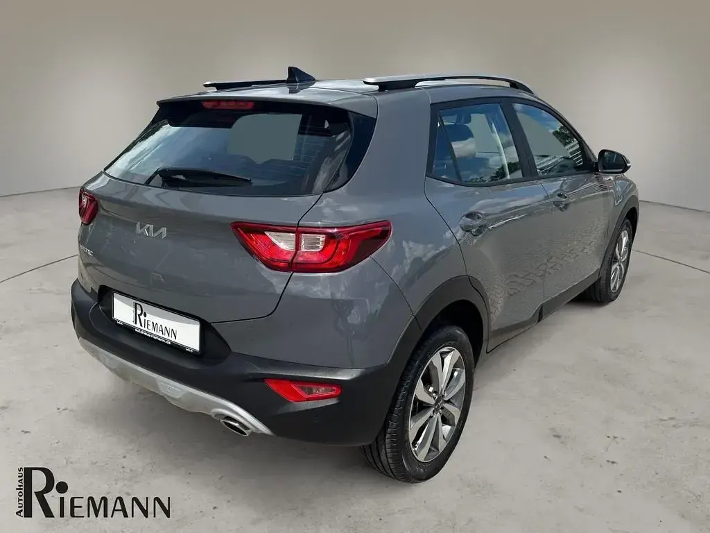 Gebraucht Kia Stonic Vision 101 PS (74 kW) 2023 (prg) perennialgrau met. SUV