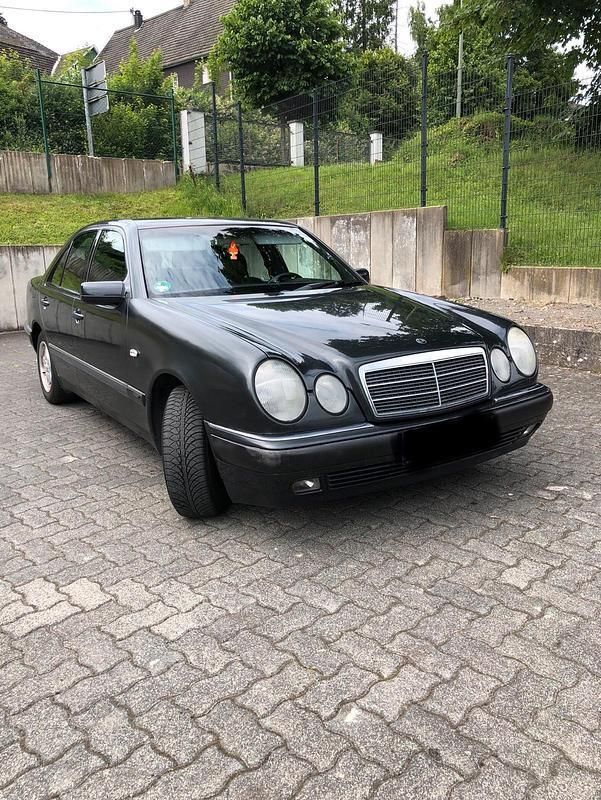 Schwarz Gebraucht 1996 Mercedes E200 Limousine | 2.600 € (Guter Preis) - Bild 1/4