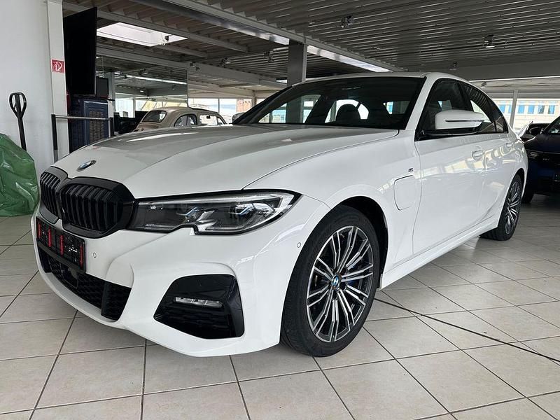 Weiß Gebraucht 2020 BMW 330e M Sport Limousine | 29.990 € (Fairer Preis) - Bild 1/4