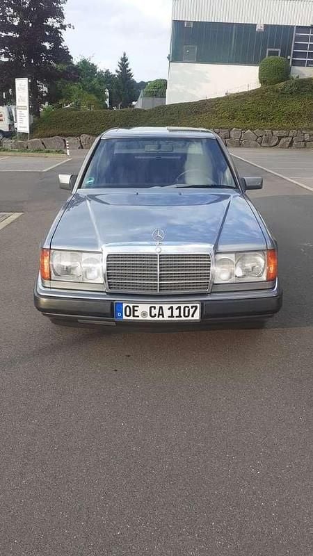 Grau Gebraucht 1990 Mercedes E200 Limousine | 7.900 € - Bild 1/4