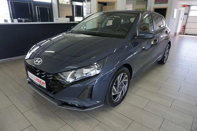 Grau Gebraucht 2024 Hyundai i20 Trend Limousine | 22.668 € - Bild 1/4